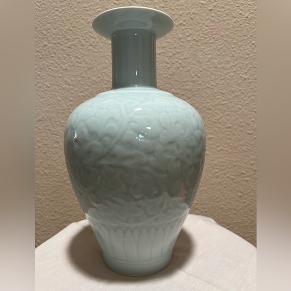 White Textured Ceramic Vase with Intricate Design 影青瓷瓶